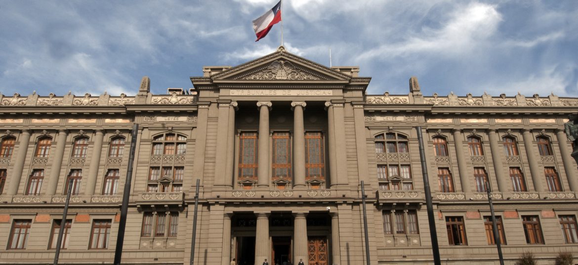 Corte Suprema condena al fisco a pagar indemnización. Fotografia del edificio de la Corte Suprema de Chile. Fotografia utilizada bajo licencia Creative Commons