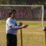 Palin. Profesor Lautaro Cayupán Cayupange instruyendo a deportistas, y a presidente del colegio de profesores.