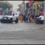 Marcha de estudiantes carabineros Meiggs.Screenshot de video de marcha 27-05-2022, se puede ver un auto de carabineros y parte del guanaco