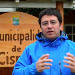 Contraloría Regional. Fotografia de Francisco Roncagliolo frente a la municipalidad de Cisne.