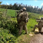 Muerte de Yordan Llempi. Screenshot de video de muerte de Yordan Llempi, se ve a un grupo de militares disparando. Screenshot tomado por periodista de El Clarín.