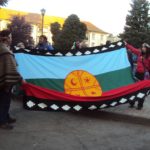 Huelga de hambre líquida. comuneros mapuches con bandera mapuche.