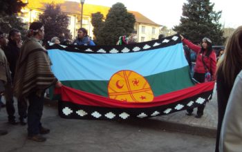 Huelga de hambre líquida. comuneros mapuches con bandera mapuche.